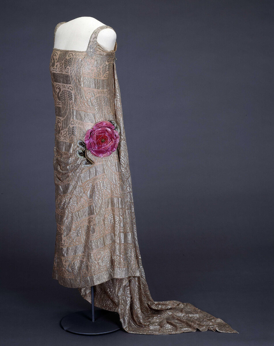 Шелковое вечернее платье. Начало 1920-х гг.  (Источник - nasjonalmuseet).
