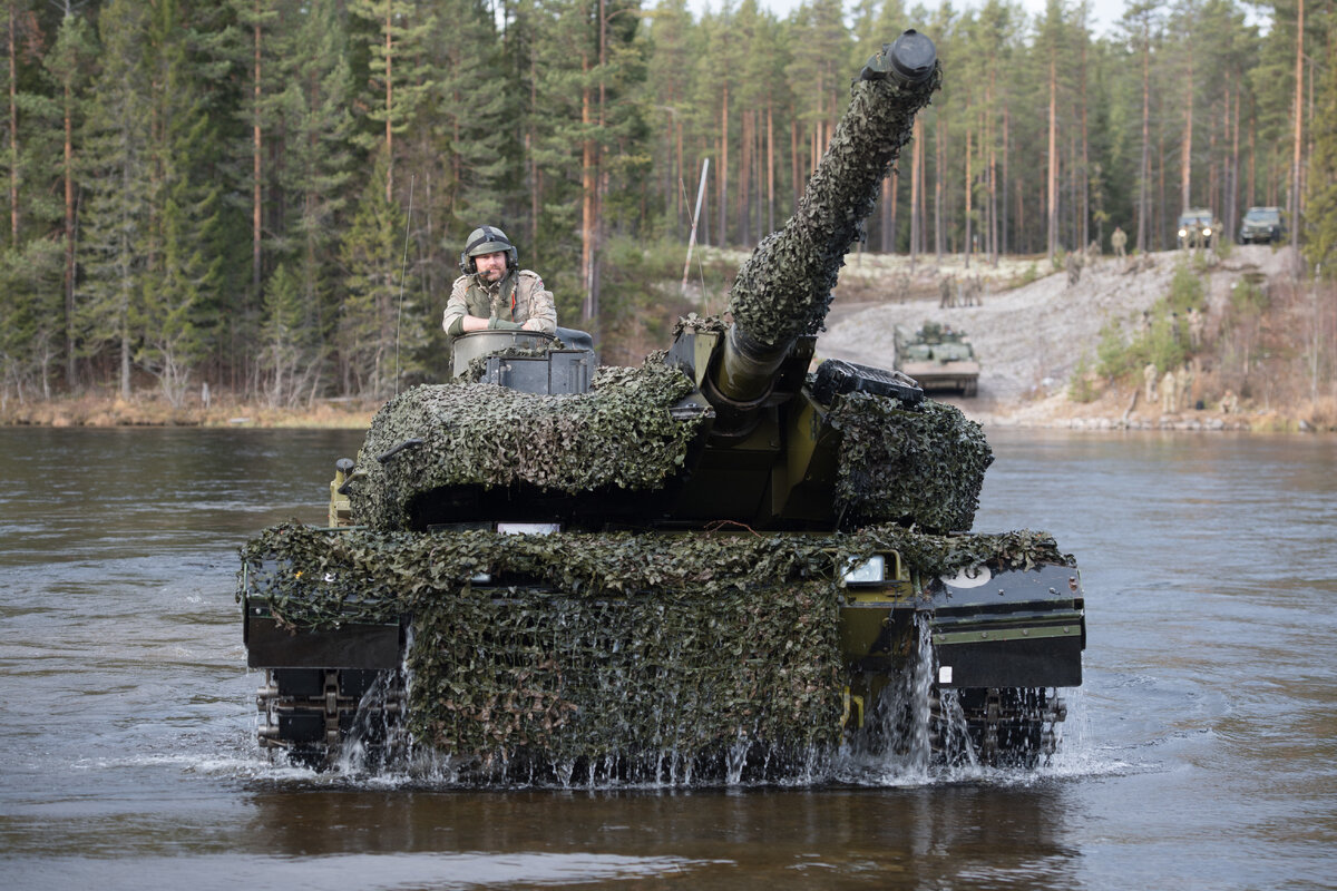 Датский танк Leopard 2 форсирует реку во время совместных учений войск НАТО Trident Juncture 2018 ("Единый трезубец") в Норвегии