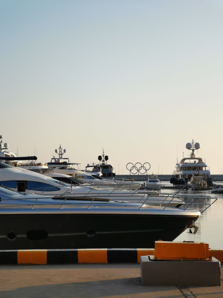 Яхтенная марина – именно в этом месте расположен ресторан Дельфин и русалка