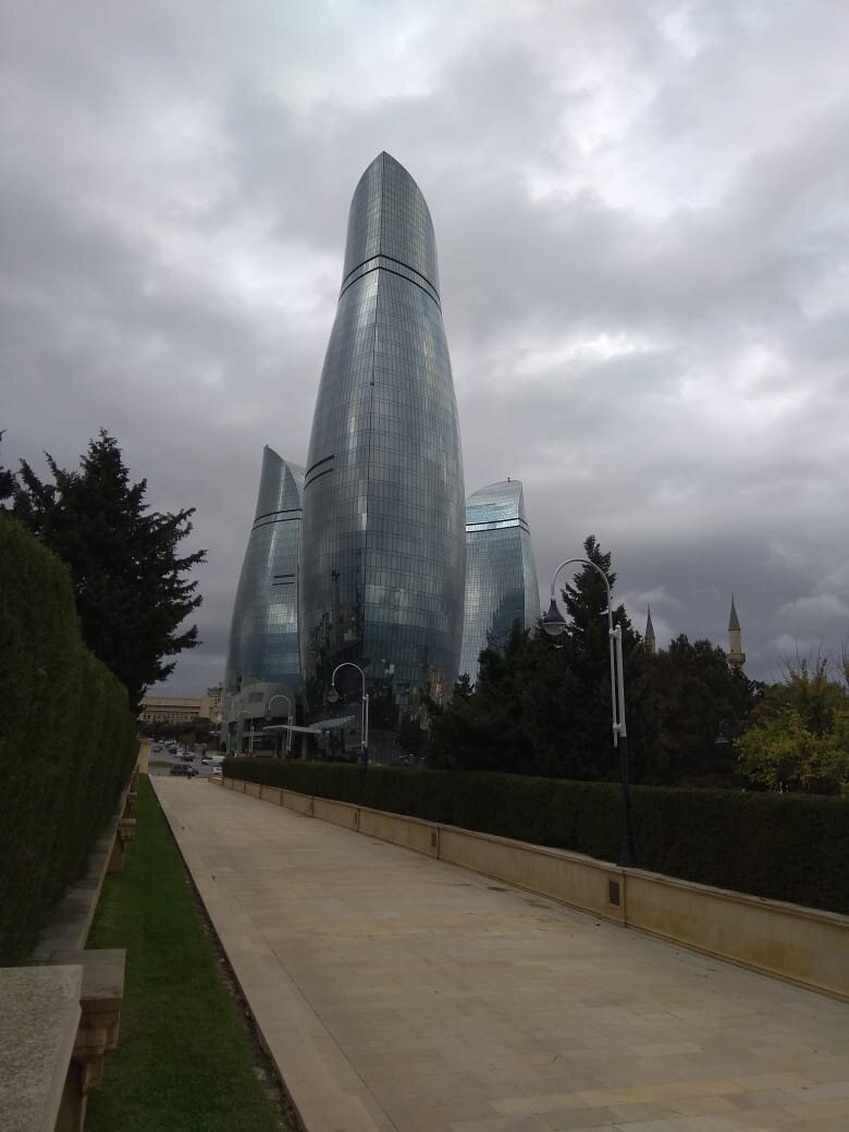 Здания, светящиеся в темноте как языки пламени. 2 ноября.