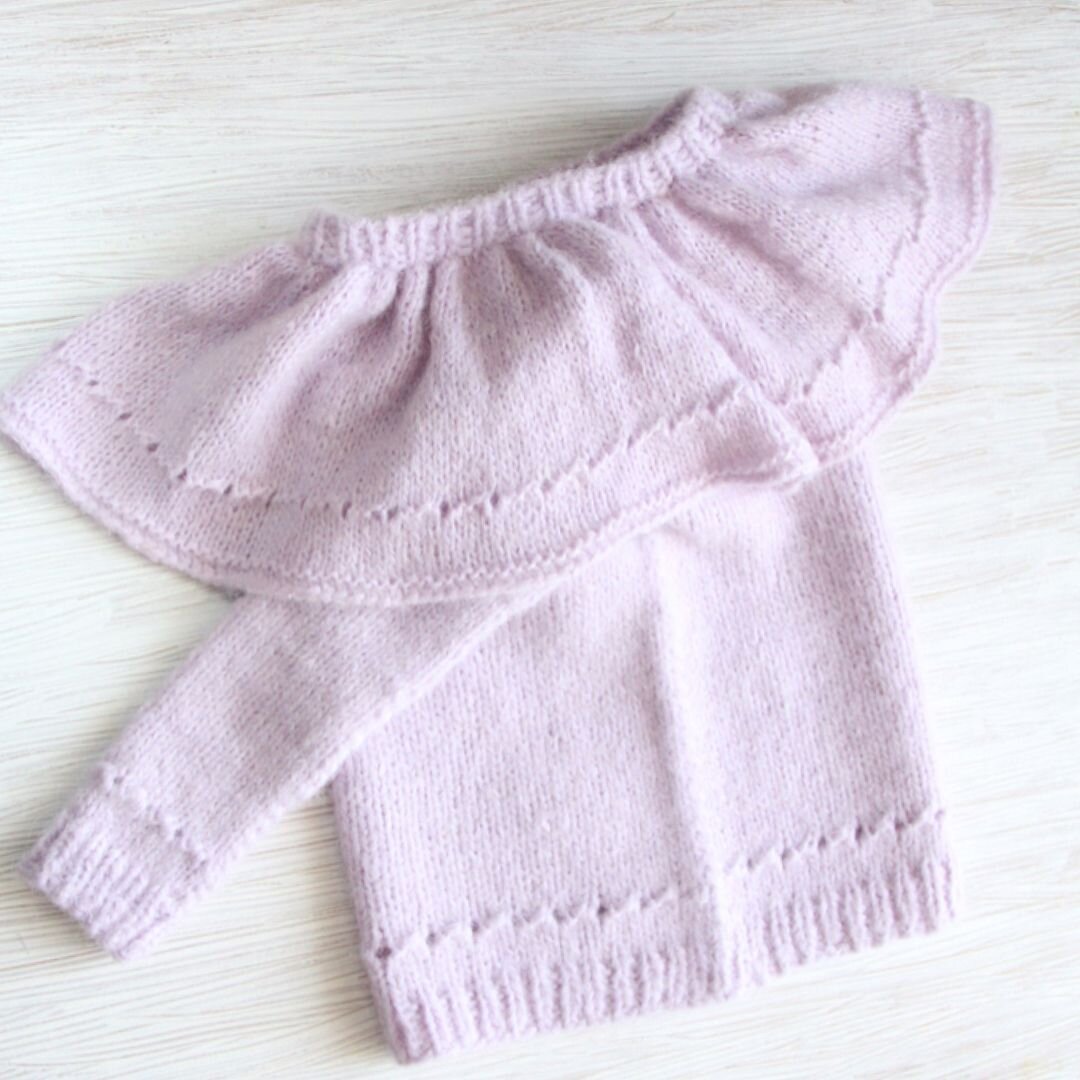 Детский свитер связан регланом сверху