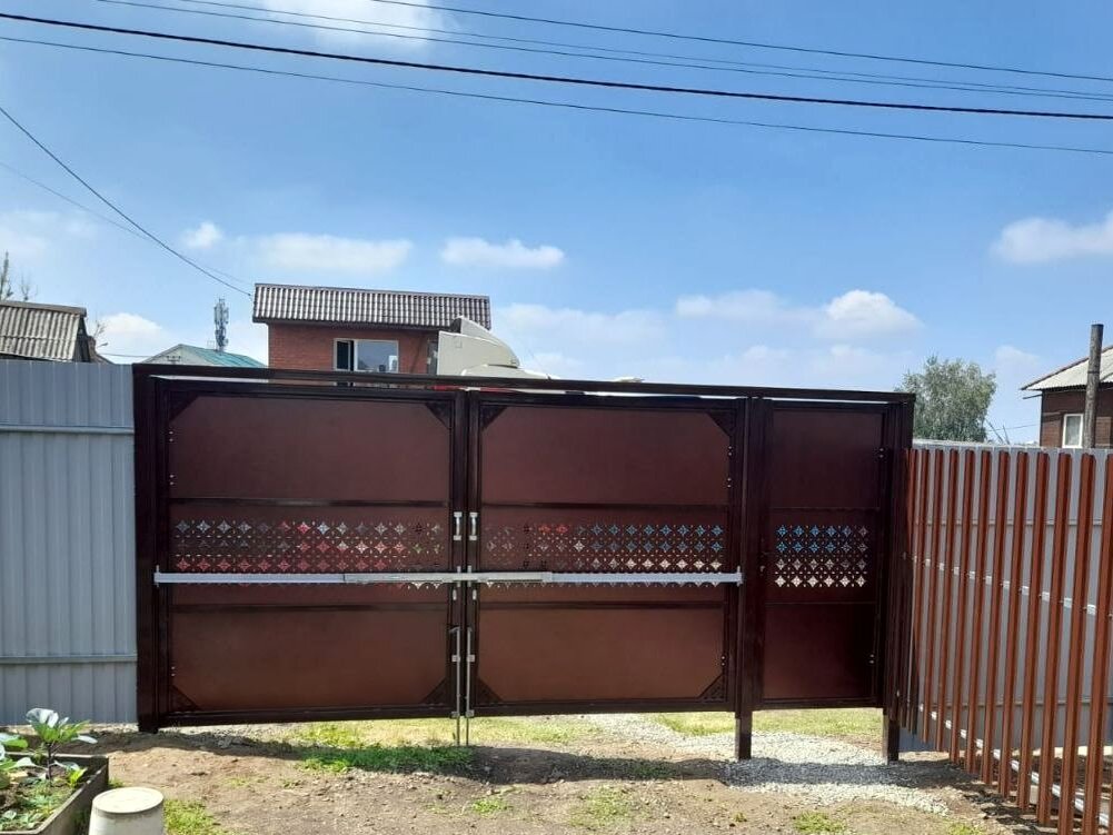 Ворота Сота Титан с перфорирированной сталью