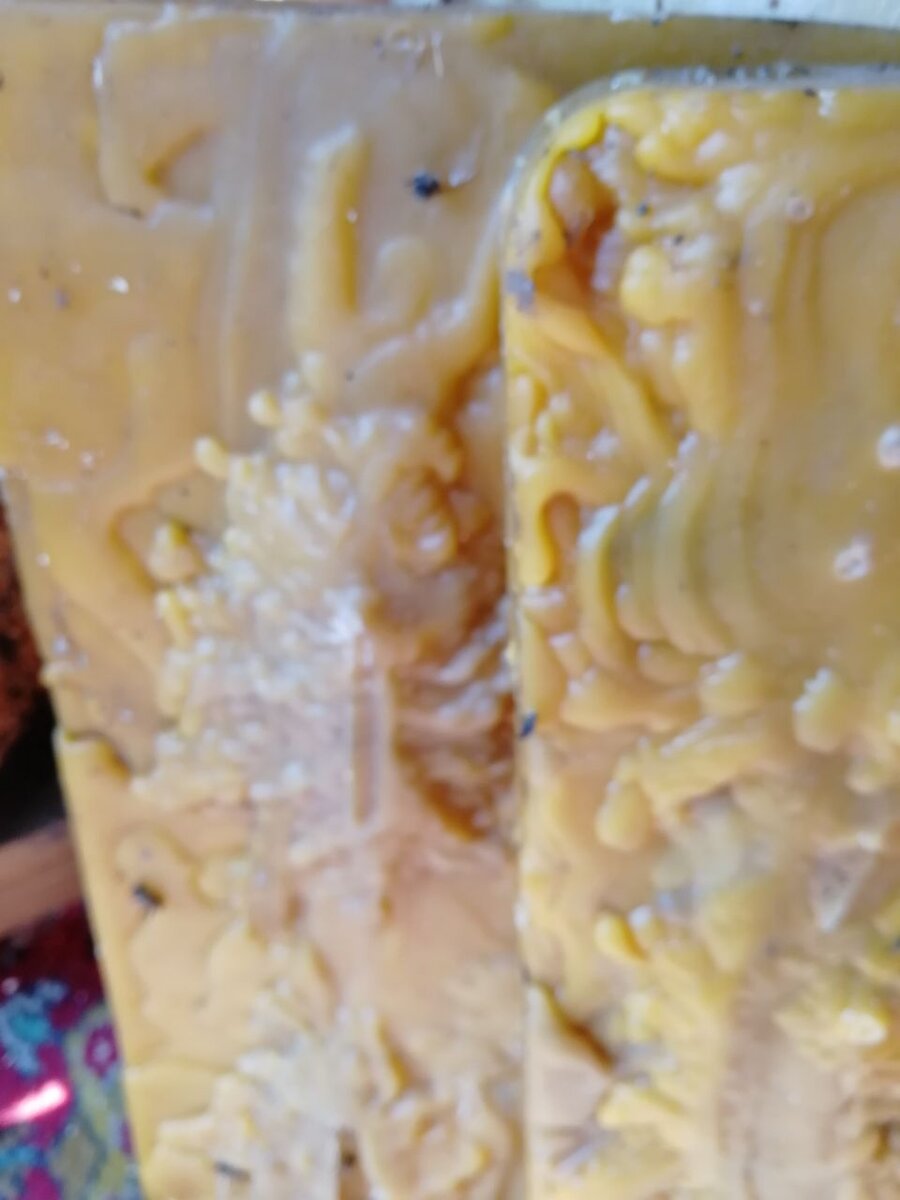 Чистый воск, который уже можно использовать для вощины.