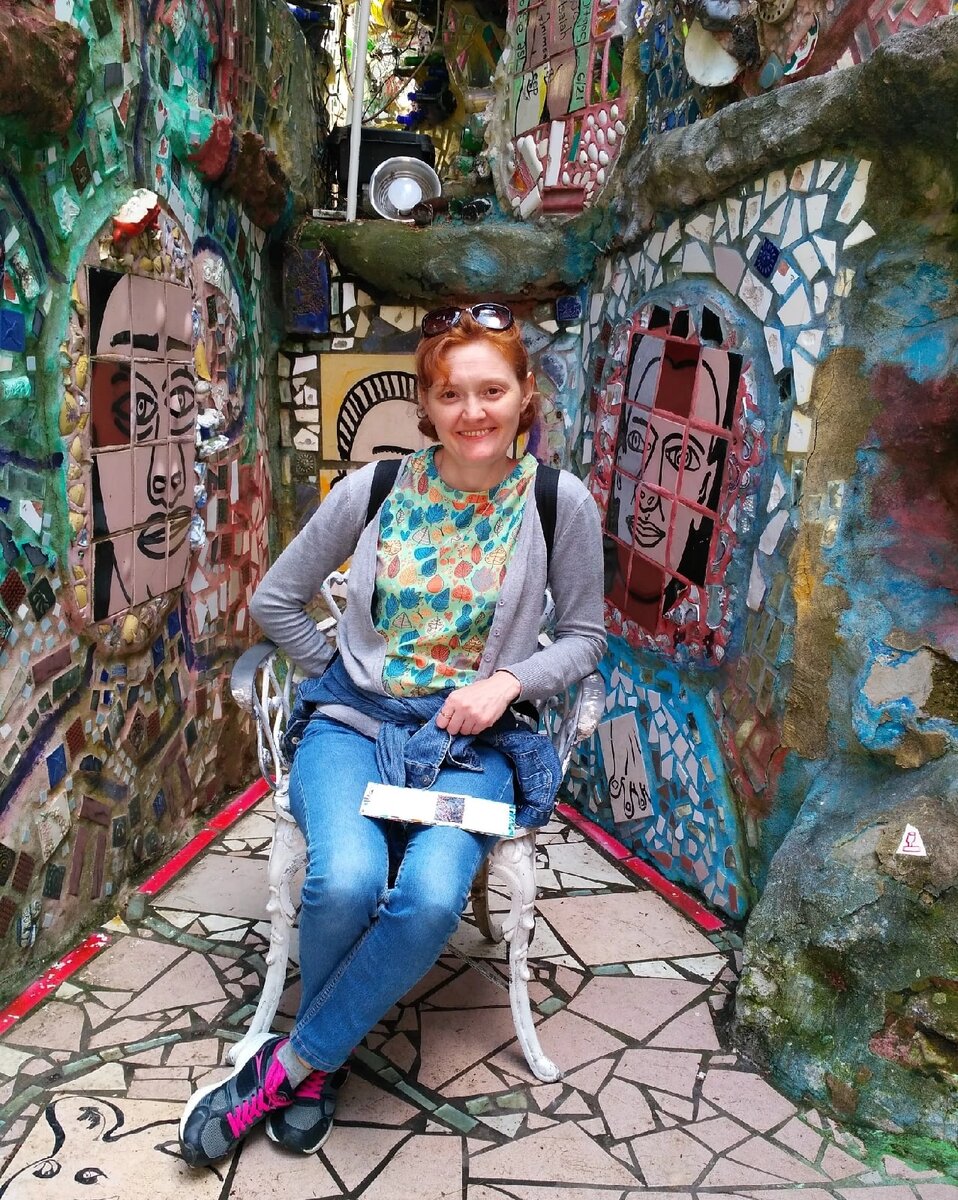 на фото Magic Gardens в Филадельфии, США