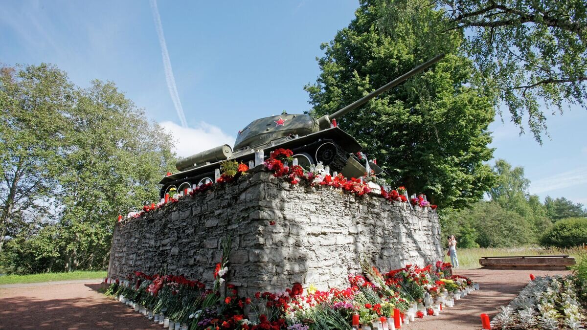    Памятник танку Т-34 в городе Нарва© РИА Новости / Хасан Ингин