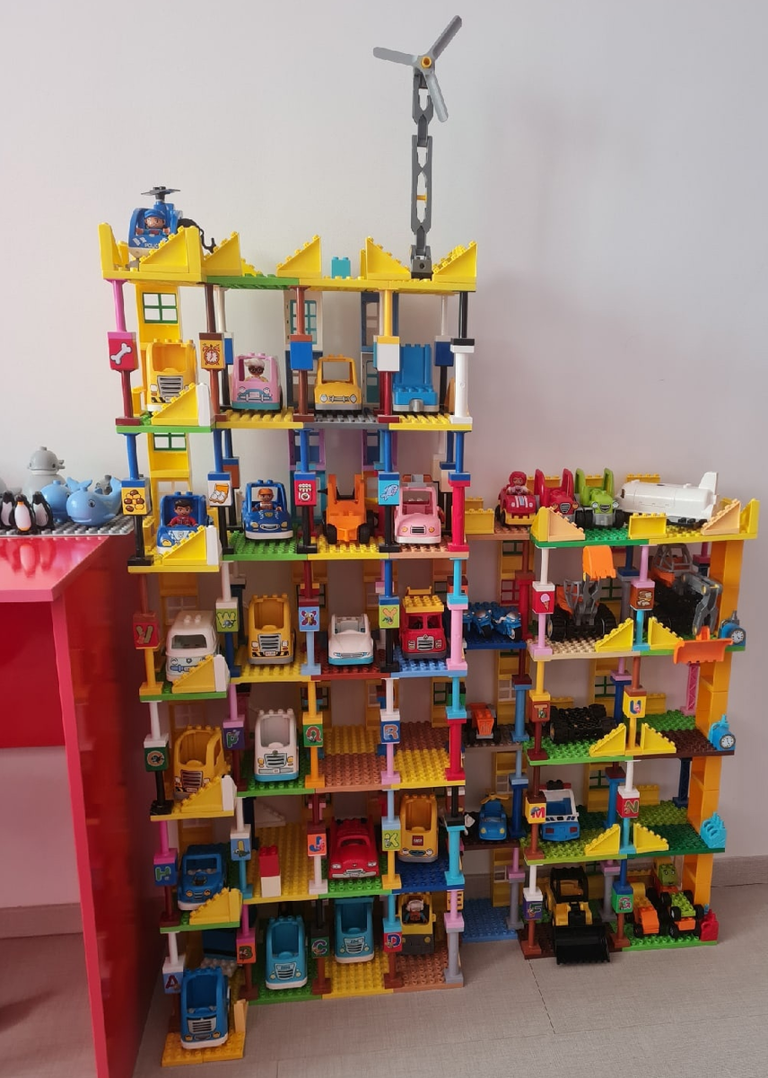 Совокупность элементов в форме композиции "многоуровневая парковка" (гараж Лего Дупло)