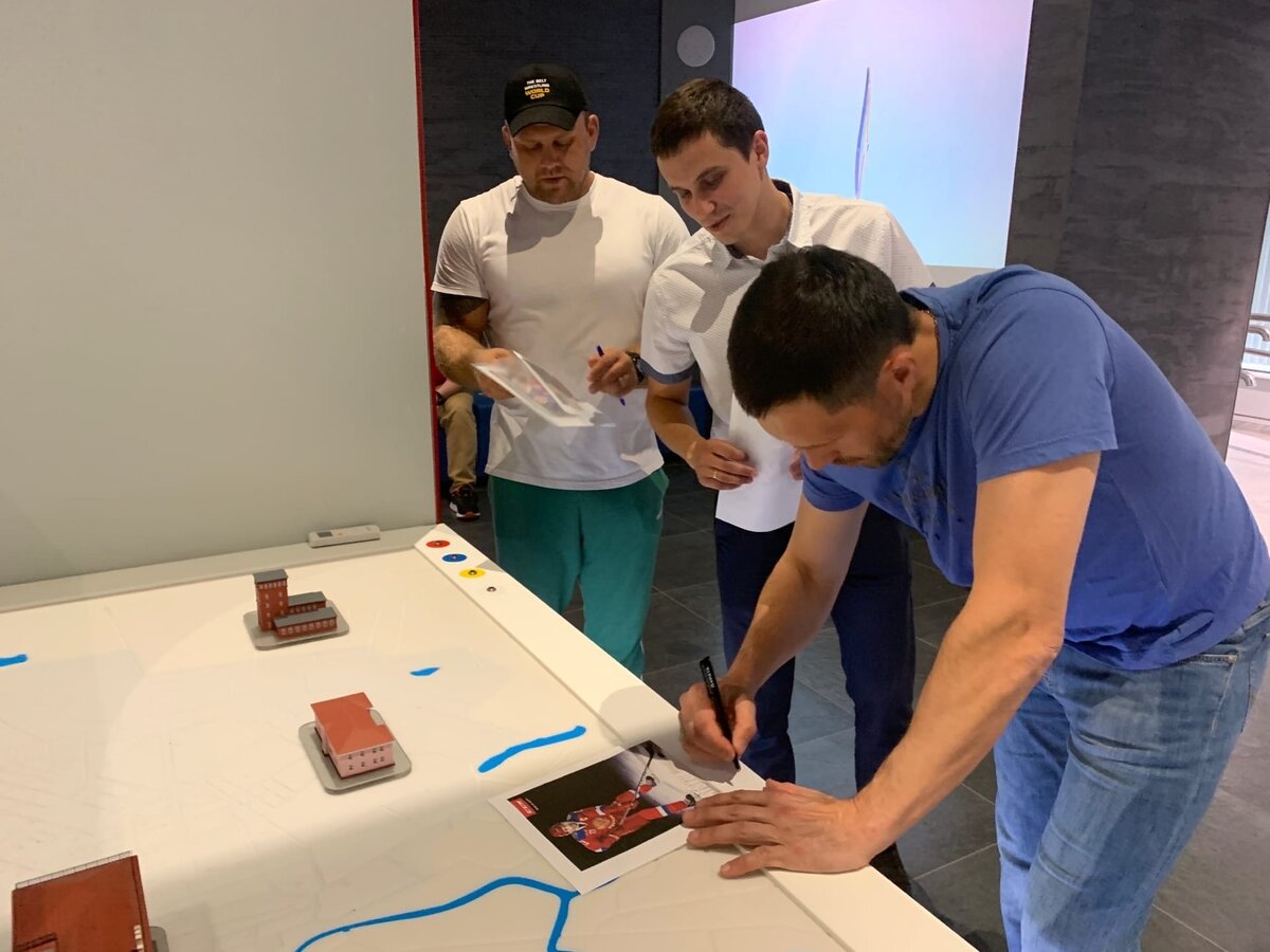 Автографы для сотрудников завода. Фото из архива ИВЦ АО «Пигмент»