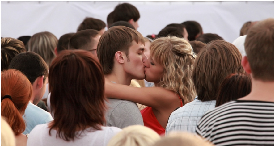Девушка в толпе людей. Много женщин. Подруга толпе парней. Девушка в окружении мужчин. Подруга толпе парней.