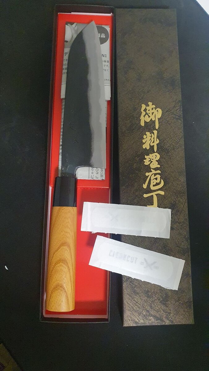Источник: https://www.reddit.com/r/mildlyinteresting/comments/yl9akt/i_ordered_a_carbon_steel_japanese_chefs_knife_and