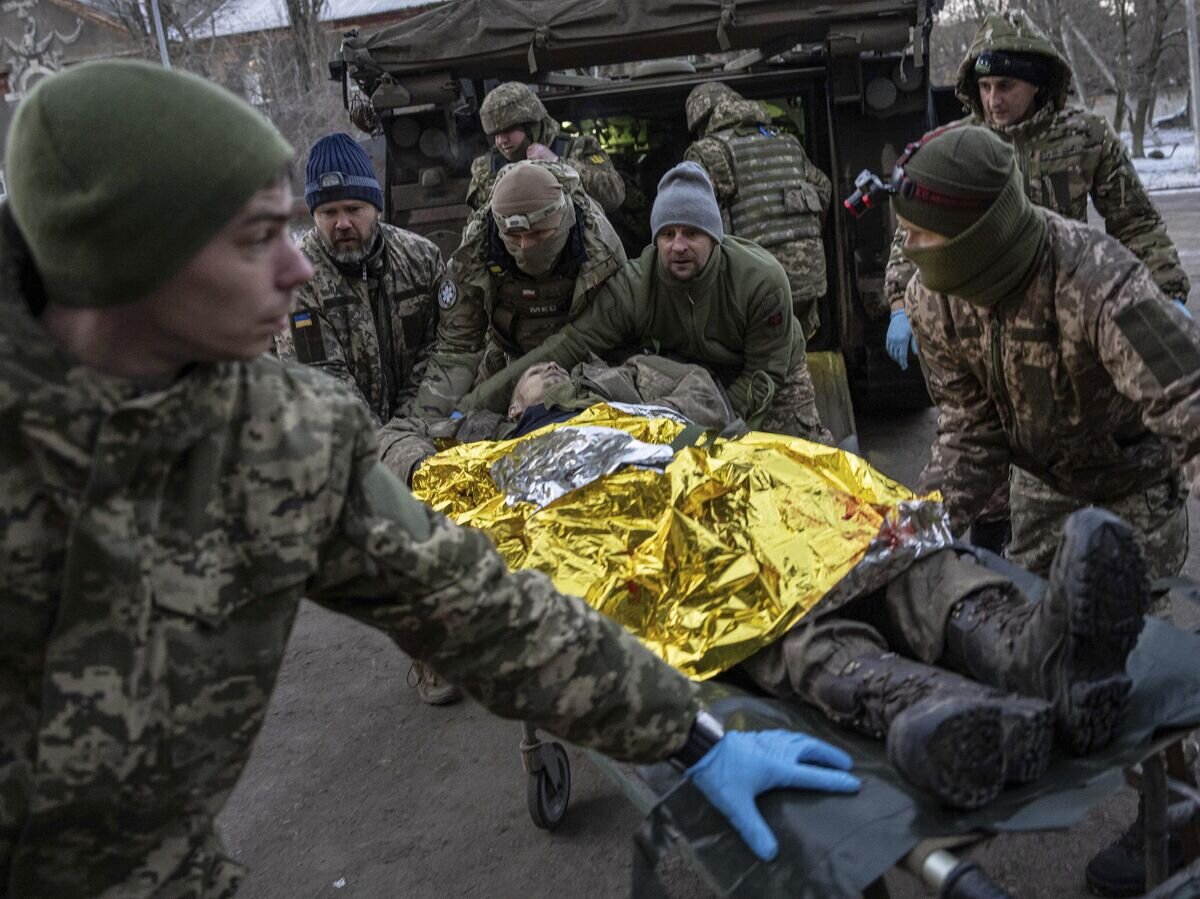    Украинские военнослужащие в госпитале в Донецкой области© AP Photo / Evgeniy Maloletka