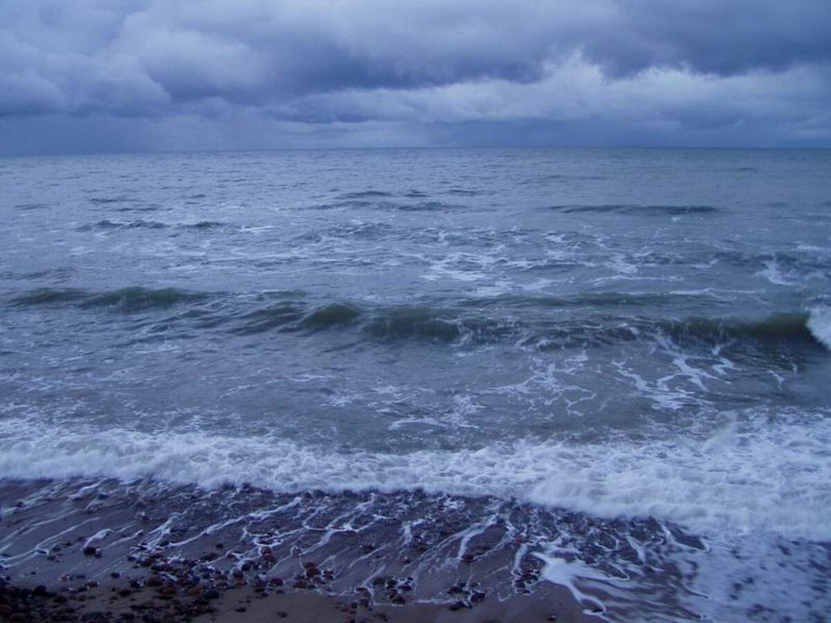 Какая погода в океане. Дождь на море. Пасмурное море. Дождь над морем. Дождь в океане.