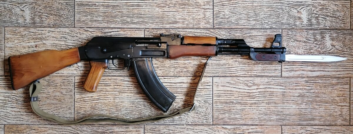 ВПО-136 с макетом штыка-тесака 6Х2. Он же АК второй серии, выпускавшийся с 1951 по 1955 год. Почему то автоматы на фрезерованной коробке весьма интересны тем, кто впервые покупает нарезное