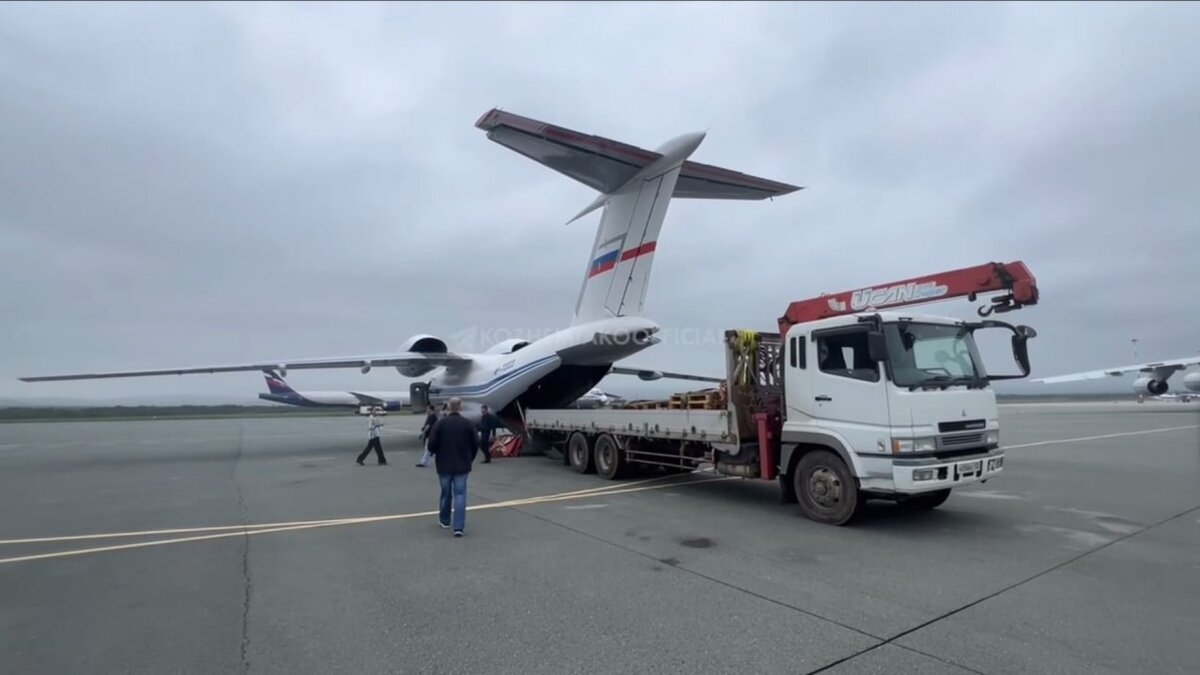     Жители Приморья продолжают получать поддержку со всех уголков Дальнегот Востока. Одними из первых материальную помощь передали сахалинцы.