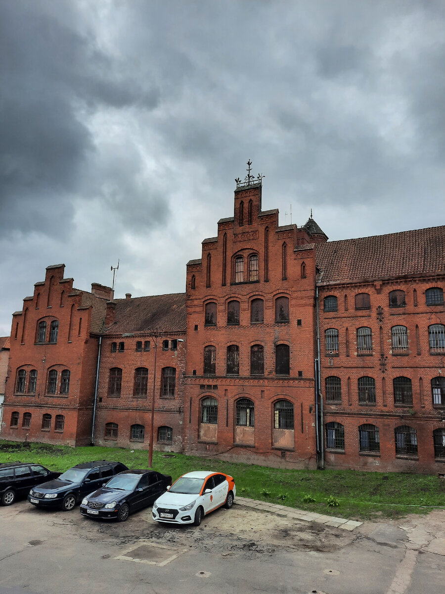 Атмосферно и красиво, но это еще не замок, это здание исправительно-трудового учреждения (ИТУ), бывшего здесь до 2021 года..