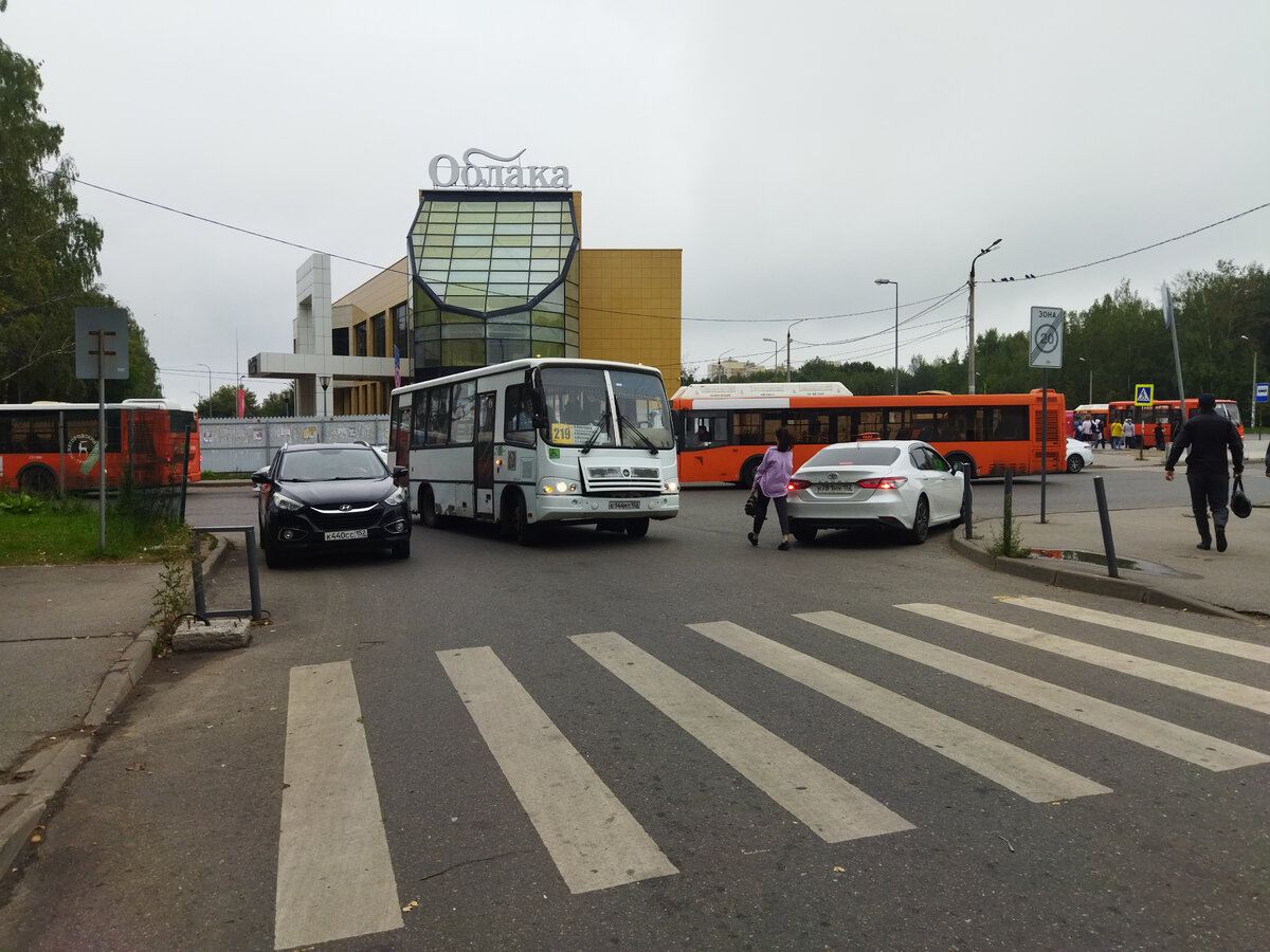 Водитель маршрутки пытается протиснуться между не законно припаркованными авто. Автостанция "Щербинки-2", Нижний Новгород.