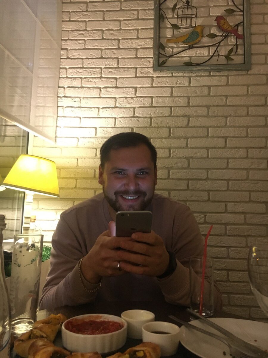 Вот с таким выражением лица в прошлом я беззаботно ждал этого праздника... Я не усугубляю) даже сейчас у меня на лице улыбка, когда я пишу этот комментарий к фото, просто радость внутри уже от других чувств...