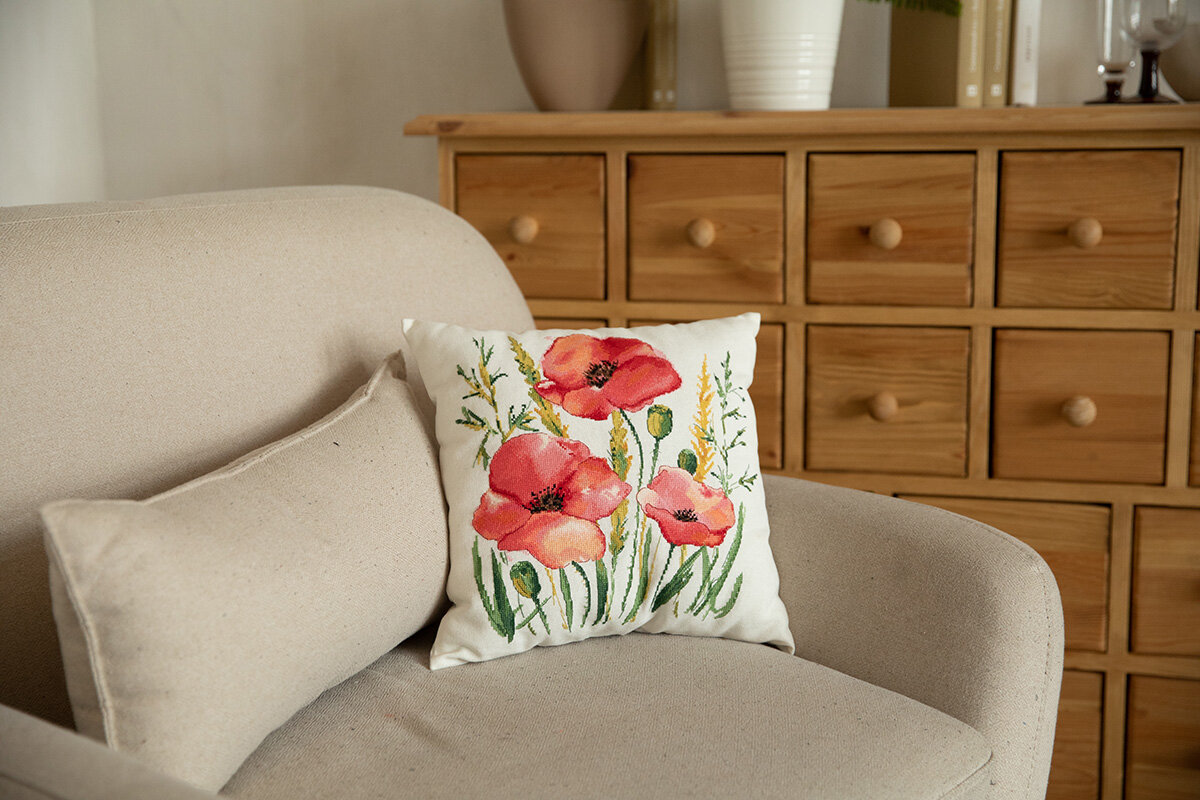 Подушка. Алые маки PD-7337