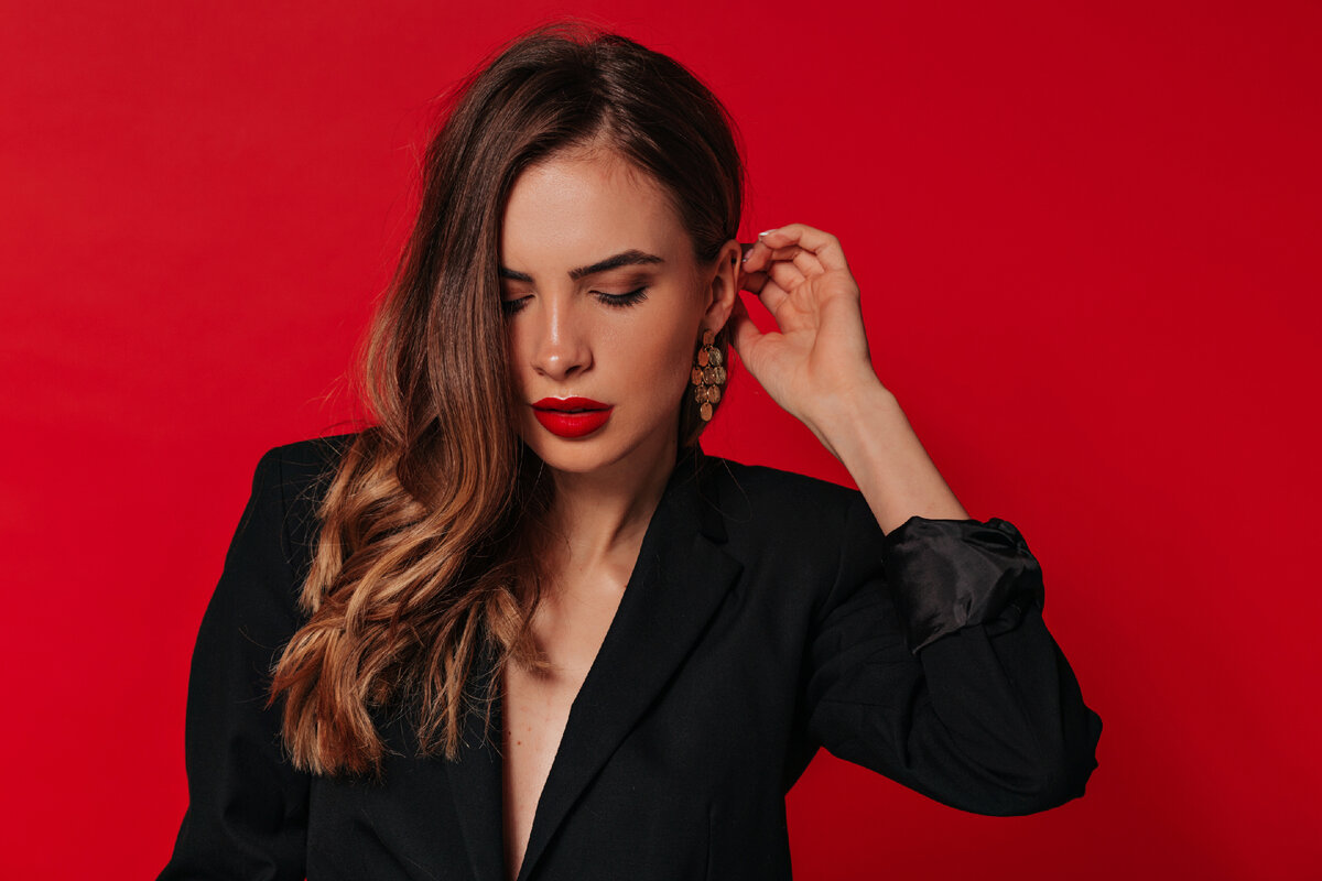 <a href="https://ru.freepik.com/free-photo/sensual-pretty-woman-with-red-lips-wearing-gold-earrings-and-black-jacket-posing-over-red-wall_10575237.htm#query=%D1%8D%D1%84%D1%84%D0%B5%D0%BA%D1%82%D0%BD%D0%B0%D1%8F%20%D0%B6%D0%B5%D0%BD%D1%89%D0%B8%D0%BD%D0%B0&position=25&from_view=search&track=ais">Изображение от ansiia</a> на Freepik