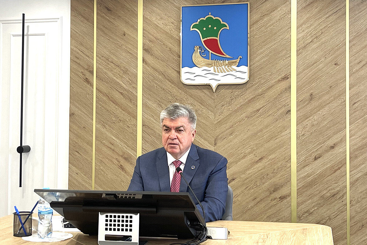 Наиль Магдеев напомнил, что за девять лет в городе построили 19 детских садов на 4,5 тыс. мест и 9 школ на 11,4 тыс. учащихся. Фото: nabchelny.ru