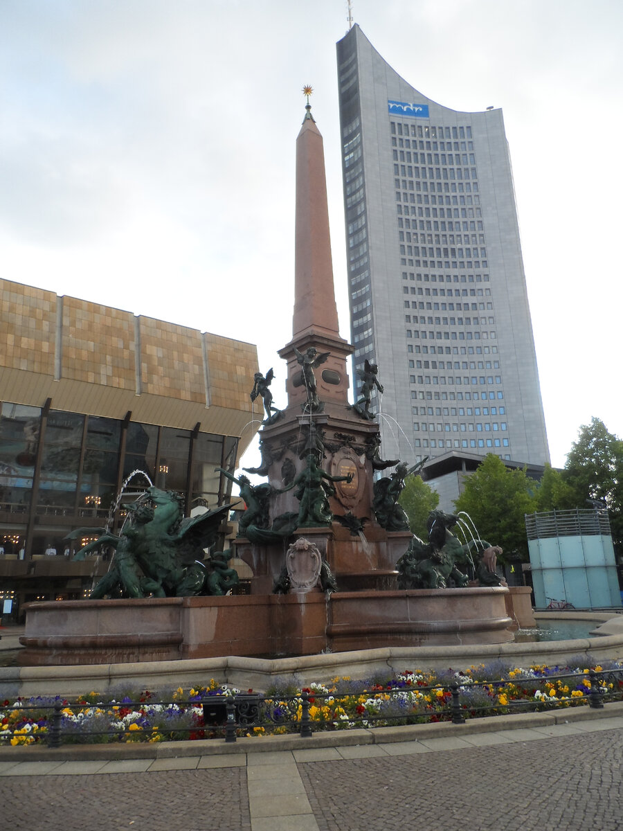 на фоне бывшей высотки университета...