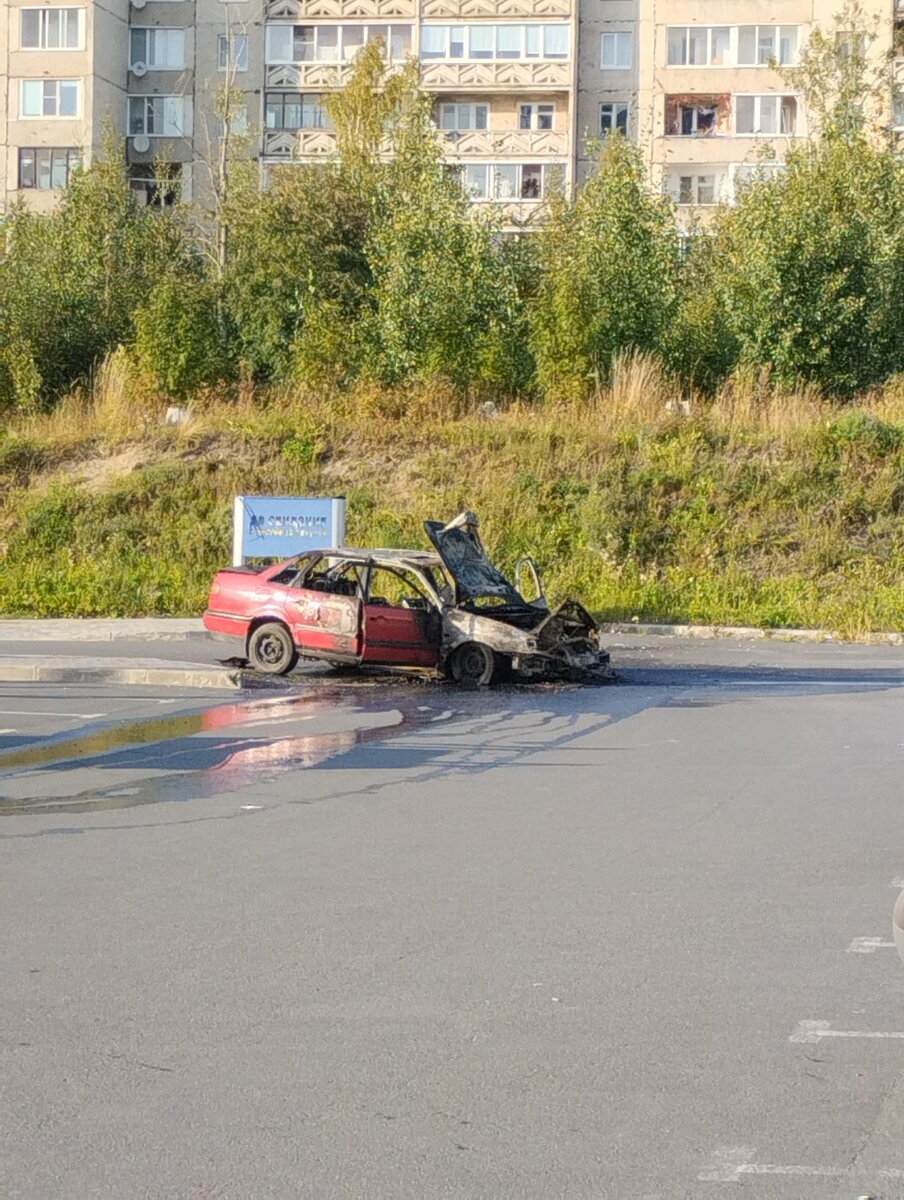    Автомобиль загорелся на парковке гипермаркета "Лента" в Петрозаводске кадр из видео камер видеонаблюдения Сампо.ру