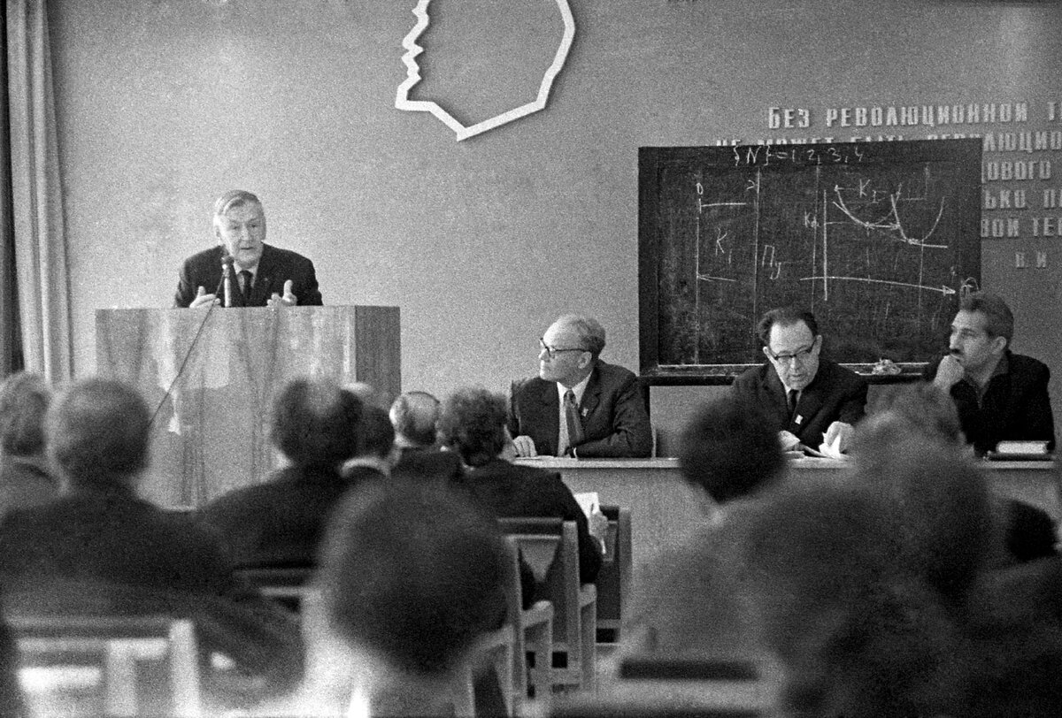 М.К. Тихонравов, доктор технических наук, профессор, выступает на симпозиуме "Циолковский и научное прогнозирование", проходившем в рамках VII Чтений К.Э. Циолковского. Фото Л. Чиркова. 15 сентября 1972 г.