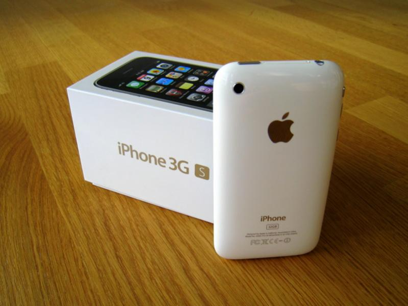 Купить новый старый айфон. Apple iphone 3gs (a1303). Iphone 3gs White. Iphone 3gs белый. Iphone 3gs (2009).