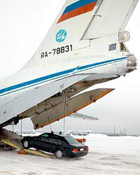 Нередко роль лимузина сводится к представительским функциям, как это было под Чебаркулем. Все шесть президентов добрались от аэропорта к полигону на вертолетах, и лишь последние несколько километров одолели на лимузинах. Таких церемоний требует этикет встреч столь высокого уровня, ведь куда торжественней появиться перед публикой из двери лимузина, чем пытаться поймать прическу, раздуваемую потоками вертолетного ротора.