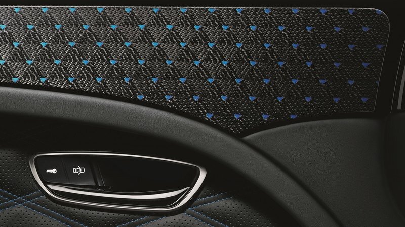 Bentley использует цветной мозаичный карбон. При этом вставки могут быть окрашены в специальный цвет - например, синий цвет кузова седана Mulsanne, как на этом фото