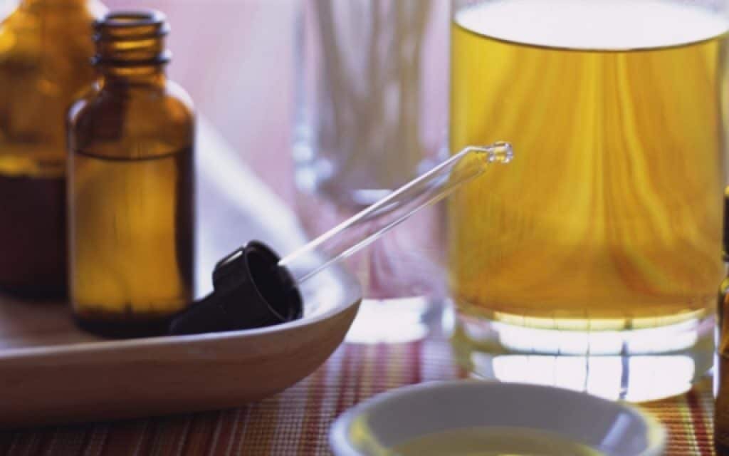 Масло чайного дерева борется с микробами и бактериями, грибками