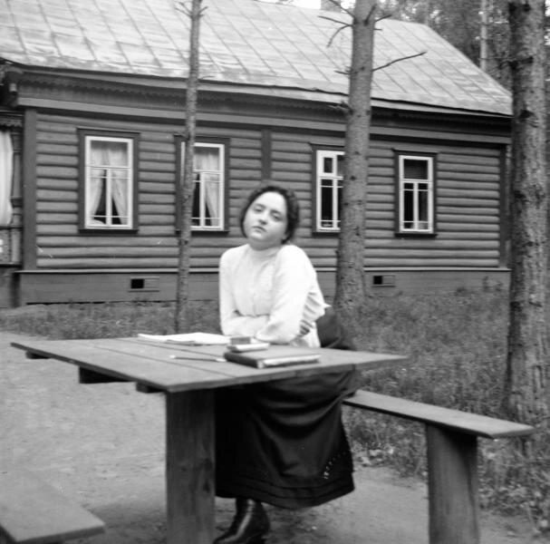 Маня в саду дачи Антоновича. Александр Гринберг, 1904 год, Московская губ., Московский у., пос. Вешняки, из архива МАММ/МДФ.