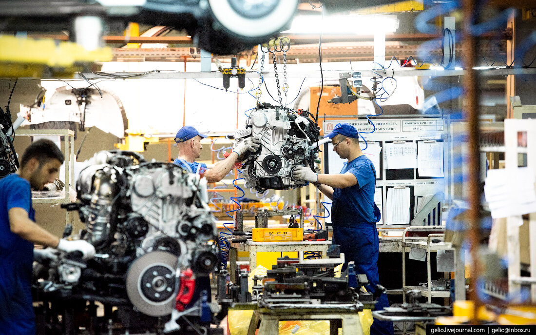 Смотря на каком заводе. Смотря на каком заводе. Советский рабочий. Рабочие на заводе ссср. Автомобильная промышленность.