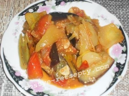  
    2 кг не очищенных баклажанов 2 больших луковицы 4 сладких (лучше мясистых) перца 6 больших помидоров 6 зубков чеснока 0,5 — 1 горький перец (насколько острое любите) 2 ложки соли без горки 8 ложек масла растительного 3 ч.л. сахара 3 ч.л. измельченного сухого кориандра 2 ложки яблочного уксуса (если закатывать будете) 



Как будем готовить жареные баклажаны:

Изначально все порежем крупно, то есть прям ломтями — баклажаны пополам и поперек, если крупные, если мелкие — просто пополам или на 4 дольки. Выложим в миску, пересыпем солью, пусть сок пускают.
нарезать баклажаны пересыпать солью

Помидоры тоже крупными дольками.
нарезать помидоры

Лук пополам и крупно поперек.
нарезать лук

Чеснок, горький перчик мелко нарезать. Теперь пришло время обжарки. Вливаем масло в сковороду, разогреваем и начинаем слегка (не сильно) обжаривать все продукты по очереди. Сначала перчик обжарим.
обжарить перец

Затем лук.
обжарить лук

Затем баклажаны, и добавим в конце к ним чеснок и горьким перцем, тоже слегка притушим.
обжарить баклажаны

Затем слегка обжарим помидоры.
обжарить помидоры

Все продукты по мере обжарки складываем в миску. Посыпем кориандром.
выложить в кастрюлю

Перемешать, выставить на огонь кастрюлю и еще протушить под крышечкой минут 15.

Теперь два варианта: если сейчас употреблять будете — просто на тарелочку выкладывайте, хорошо бы пюрешку отварить, и вкусно накормить домочадцев.
баклажаны с помидорами

Если на зиму наши баклажаны жареные с помидорами и чесноком закатывать будете — то сразу с кастрюли, как покипит, в баночки стерильные закладывайте и укупоривайте. Если переживаете, что стоять не будут — простерилизуйте еще минут 10 для верности.
