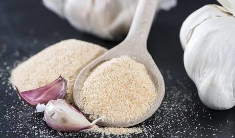 Когда продукт сушится дома, для начала его нужно освободить от лишней влаги. Перед тем, как выкопать корнеплод, его не поливают несколько дней и наблюдают, чтобы в эти дни не шел дождь.