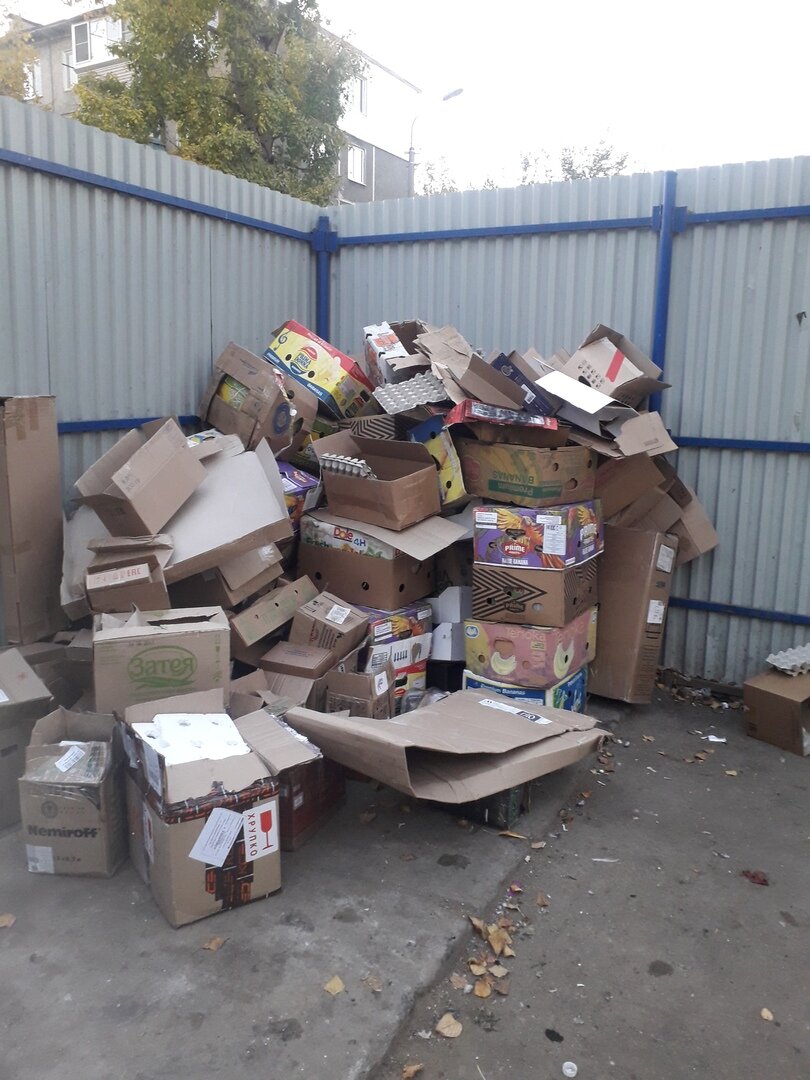 фото сделано на обычной помойке, сколько много макулатуры, осталось только аккуратно сложить да вывезти.