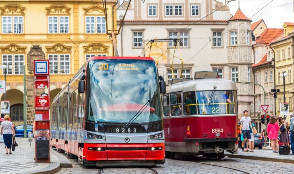 вот как нужно поднимать иммунитет населения на государственном уровне, а не лекарства рекламировать на ТВ. Пражские власти - юмористы. А если ливень или град? 