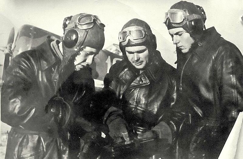 Лётчики 21 ИАП КБФ уточняют боевую задачу перед вылетом. Слева-направо: Ломакин А.Г., Ковалёв К.Ф., Цыганков Н.П., 1942 г.// Фото: airaces.narod.ru