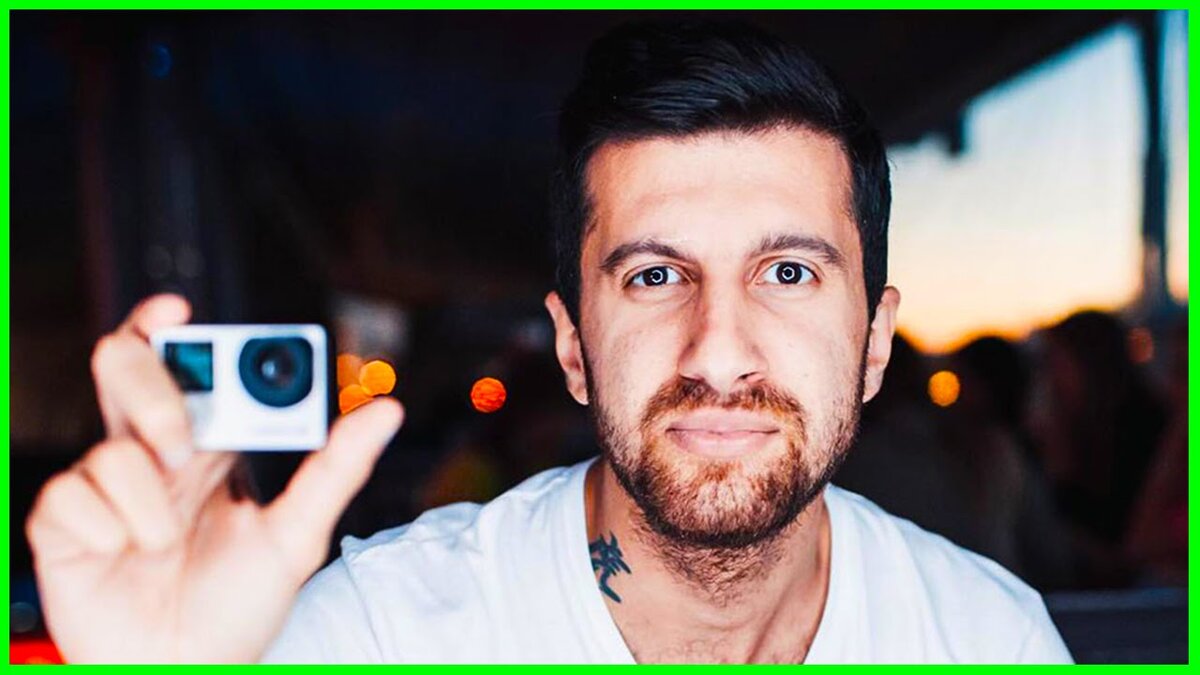 Видеоблогеры стали неотъемлемым источником СМИ , как и всем привычное телевидение, одним из самых популярных видеоблогеров на сегодняшний день является Амиран Сардаров , который один из первых начал "пилить" взрослый контент на YouTube.  Стремительно набрав обороты в виде более миллиона подписчиков , Амирану открылись двери даже в государственную думу (интервью с В.В.Жириновским) , а соответственно и возможности и дальше радовать своих подписчиков еще более крутым контентом. Амиран был одним из главных организаторов концерта "7 жизней" , за что ему отдельное спасибо. Хоть его контент и носил развлекательный характер, практически во всех выпусках было над чем задуматься , часто даже замотивироваться .  