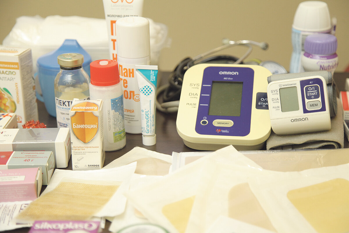 В уходе за больными требуются различные медикаменты и приспособления