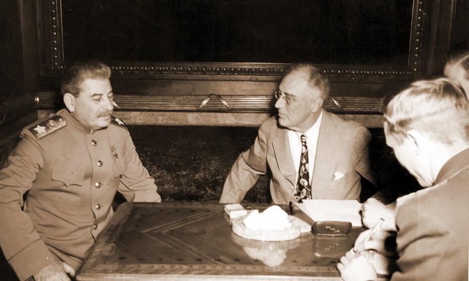 Сталин беседует с Рузвельтом на Ялтинской конференции, 4 февраля 1945 года (https://fdr.blogs.archives.gov)