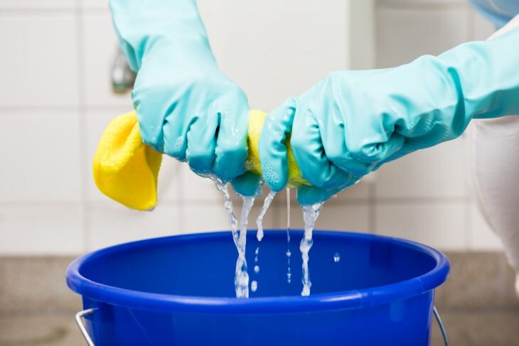 При контакте с моющими средствами для защиты рук необходимо использовать резиновые перчатки.