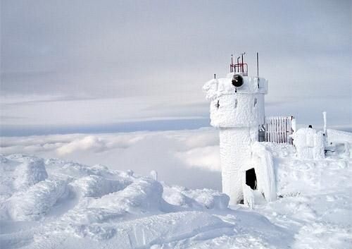 1. Вершина горы Вашингтон                                                                                                                                     Тут бывает очень красиво, но находиться на горе Вашингтон, что на северо-востоке США, очень страшно. Высота пика — всего 1917 метров, но его вершина чуть ли не опаснее для посетителя, чем высшая точка Эвереста.
Гора Вашингтон держит мировой рекорд скорости ветра на земной поверхности. В апреле 1934 года воздушные массы на вершине Вашингтона достигли скорости 372 км/ч. Зимой такие ветра означают снежные бури, которые живописно заметают комплекс строений обсерватории с наглухо закупоренными в это время года дверями и окнами. Строения и приборы экстремальной метеостанции способны выдержать порывы ветра скоростью до 500 километров в час, тут и такое возможно.
