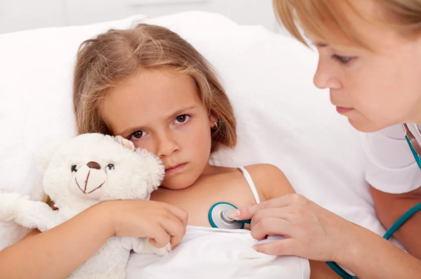 Многие родители рано или поздно сталкиваются с актуализацией страха докторов у детей. Эмоции вызванные страхом достаточно быстро закрепляются у детей, а вот чтобы выключить данный механизм может потребоваться много времени.