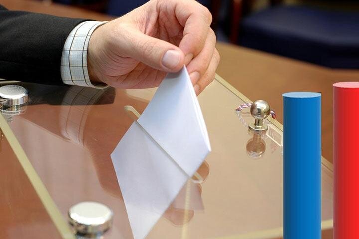 Отмечается, что другие из 10 обращений, поступивших в избирком от доверенного лица В.Коновалова, также были рассмотрены представителями ЦИК, однако не нашли подтверждения. Так, в трех случаях основанием для обращения послужили новостные сюжеты, вышедшие на телеканалах ТВ-7, ГТРК "Хакасия" и РТС, которые якобы сформировали отрицательное отношение зрителей к В.Коновалову. 
    "Представители телерадиокомпаний пояснили, что основой сюжетов послужили данные социологического опроса, проведенного ВЦИОМ. Видеосюжеты не содержат признаков предвыборной агитации, однако требования федерального закона были выполнены не в полном объеме. По результатам рекомендовано вынести телерадиокомпаниям предупреждение", - отмечается в пресс-релизе.

Также представители ЦИК не обнаружили нарушений в материале электронной версии газеты "Хакасия", где ветеран афганской войны высказал свое мнение по поводу кандидатуры В.Коновалова.

Рассмотрение остальных пяти жалоб отложено в связи с тем, что заявитель попросил время, чтобы конкретизировать претензии.

9 сентября в Хакасии состоялись выборы главы региона. За пост боролись четыре кандидата: действующий глава региона, кандидат от "Единой России" Виктор Зимин, лидер регионального отделения партии "Справедливая Россия" Андрей Филягин, первый секретарь регионального отделения КПРФ В.Коновалов, директор ООО "Современные технологии" Александр Мяхар от регионального отделения "Партии роста".

В.Коновалов занял первое место, набрав 44,81% голосов. За В.Зимина проголосовали 32,42% избирателей. На третьем месте оказался А.Филягин с 11,23% голосов, на четвертом - А.Мяхар с 6,61%.

Второй тур выборов был назначен на 23 сентября, в нем должны были участвовать В.Коновалов и В.Зимин, однако 21 сентября В.Зимин снял свою кандидатуру.

В результате второй тур выборов главы Хакасии был назначен на 7 октября. В нем ожидалось участие В.Коновалова и А.Филягина. Однако А.Филягин также снялся с выборов.

После этого второй тур голосования на выборах в Хакасии назначили на 21 октября. В нем должны были принять участие кандидат от КПРФ В.Коновалов и кандидат от "Партии Роста" А.Мяхар. Однако А.Мяхар также впоследствии снял свою кандидатуру с выборов, а само повторное голосование было назначено на 11 ноября.

interfax-russia.ru