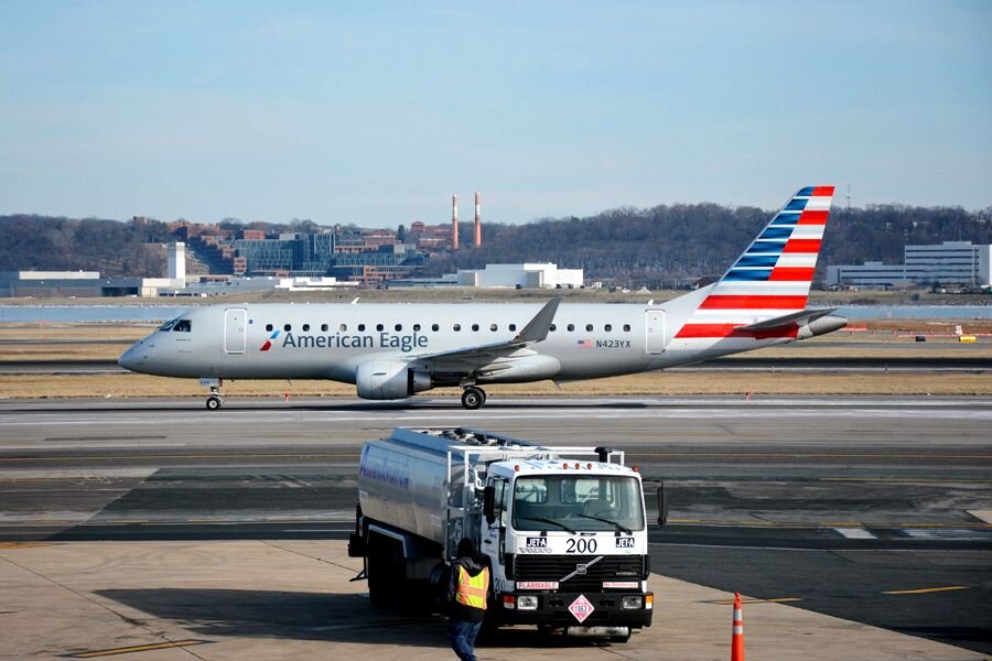 Американский конгломерат Republic Airways Holdings активно использует Embraer 175 (на фото самолёт в ливрее American Eagle, выполняющий региональные перевозки для American Airlines), но выделять средства на обновление парка пока не готов