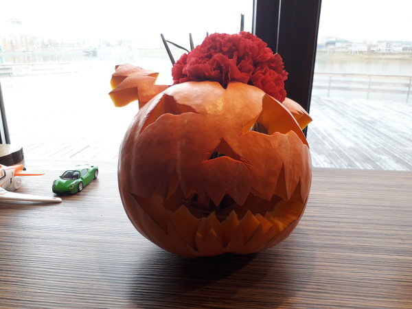 Легенда о происхождении фонаря-тыквы весьма забавная и интересная, но ни разу не короткая. Так что гуглите.