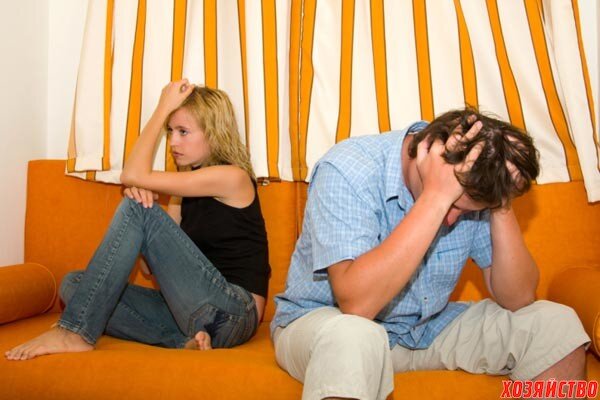 Спускаться с пятого этажа пришлось самой, время от времени сгибаясь от очередного приступа боли. А муж просто сидел в машине и курил.  
Мы были на полпути к роддому, когда у меня стали отходить воды. Муж заорал, чтобы я не смела портить его новую машину. Остановился и сказал, чтобы я «выметалась» и дальше шла сама... На улице было темно (фонари не работали), был страшный гололед, припорошенный снегом. Я не прошла и половины пути, когда какая-то женщина увидела, как я ползу на коленях, подняла и помогла дойти до роддома. 

Дальше я сидела, корчась от постоянных схваток, на стуле, а она суетилась, звала врачей. 
Моя доченька родилась через час. Даже представить себе не могу, что было бы, если бы не эта женщина. Только потом я узнала, что она работала санитаркой в роддоме, шла на работу в ночную смену и по пути встретила меня. Она оказалась моим ангелом хранителем. 

После родов доктора спрашивали, откуда у меня столько синяков на лице и теле. Помня угрозы мужа, я сказала, что пока шла, несколько раз падала. Оттуда и синяки. Мне не особо верили, но и допрашивать не стали. 

Из роддома меня забирала мама. Муж ни разу не пришел, не поинтересовался, кто родился и как я себя чувствую... Только через месяц пришел к нам в гости, привез в подарок коляску и редкие памперсы. Подержал на руках дочурку, попросил вернуться. Я сказала «нет». А еще через месяц мы узнали, что у мамы рак. Доктора сказали, что «лечение возможно, но нужны деньги». Деньги были только у моего мужа. Он поставил условие: я возвращаюсь к нему, он дает денег. Если бы я знала, чем это обернется... 

Несмотря на лечение, мамы не стало через полгода. Это были адское время. Я разрывалась между ребенком и умирающей мамой, за которой нужен был уход. Переехать к ней муж не разрешил... 

Когда я вступила в права наследства, про себя решила, что переберусь с дочкой в мамин дом и разведусь. Найду работу, любую, пусть даже уборщицей или дворником (образования у меня никакого не было), потом пойду учиться. Ведь еще не поздно получить какую-то профессию. И тут муж потребовал вернуть ему долг за лечение, велев продать дом. Мечты рухнули. Сейчас, вспоминая то время, я понимаю, что не должна была идти у него на поводу, что нельзя было продавать дом – последняя моя крепость, которую я сдала без боя. Я оказалась в ловушке... Без денег, муж не разрешил работать: «Ты должна заниматься собой и ребенком». От продажи маминого дома мне ничего не досталось. Без своего жилья: муж орал, что у меня нет никаких прав. Без образования. Все мои попытки начать учиться оканчивались побоями. Все мои попытки стать самостоятельной оканчивались побоями. Любые пререкания заканчивались побоями. Я должна была быть бессловесной рабой, выполняющей все его прихоти. Но дочку он очень любил, возился с ней, покупал дорогие игрушки, баловал. Я знала, что он постоянно меняет женщин, но мои претензии принимались с агрессией. «Твое место на кухне и в постели, а моя жизнь тебя не касается», – орал он на меня. Бил и кричал он только, когда дочери не было рядом. При ней он был образцовым мужем и отцом – ласковым, добрым, заботливым. Он очень правдоподобно играл роль доброго семьянина и при друзьях с коллегами. Просто образец для подражания. Побои он теперь старался наносить в местах, которые можно прикрыть одеждой. Видимо, чтобы не портить себе репутацию. Конечно, у нас были и хорошие моменты. Иногда он становился ласковым, обнимал, говорил, что любит меня. А я, дура, цеплялась за эти моменты, как за спасательный круг. Казалось, что это знак того, что скоро все наладится и мы будем счастливы. Но потом становилось только хуже. Както муж уехал в командировку на два месяца, не оставив нам денег. Вообще ничего. Ни рубля. Я заняла у соседей денег и устроилась в ближайшее кафе официанткой. Было чудом, что мне на глаза попалось это объявление. Было чудом, что меня сразу взяли на работу. Дочка в то время уже ходила в школу, была самостоятельной и я могла оставить ее одну. Работала я очень много, стараясь выйти даже не в свою смену. Кроме зарплаты, мне часто перепадали и хорошие чаевые, так что мы совершенно не бедствовали... 

...Вернулся «с командировки» муж. Довольный, отдохнувший, загорелый. Узнав, что я устроилась на работу, он вновь распустил руки. Причем мои доводы, что он оставил нас с дочкой без гроша, только еще больше злили его. Однако я уже попробовала вкус финансовой независимости и буквально на коленях умоляла его позволить мне работать. «У меня нет друзей! Мне нужно хоть чем-то занять себя, чтобы не сойти с ума», – кричала я. Разрешил. 

