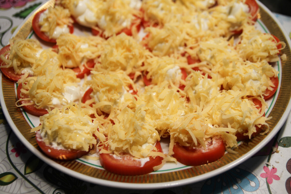 Одна из самых легких в приготовлении и в то же время очень популярная закуска для праздничного стола - помидоры с чесноком. Чтобы их приготовить нужно минимум ингредиентов и времени. 