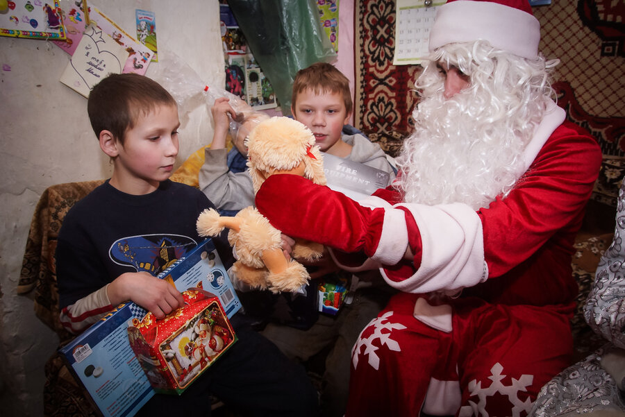 новогодний подарок для малоимущих детей. новогодние подарки для детей из малообеспеченных семей. подарки детям из малообеспеченных семей на новый год. подарок из забайкалья. подарки детям из малообеспеченных семей.