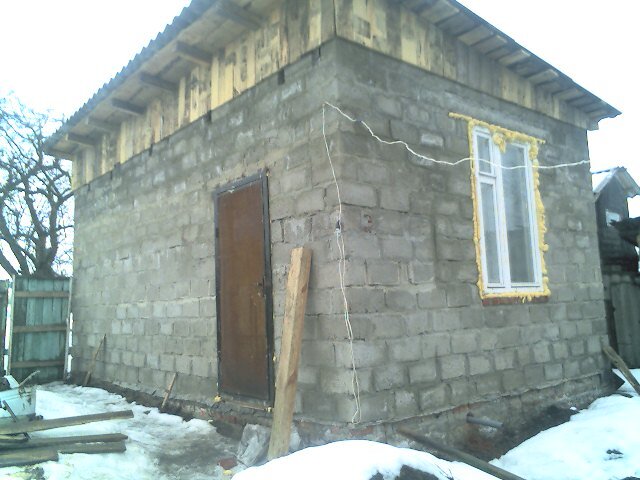 В 2010 решили к сараю сделать из сарая дом. Пристроил ещё одно помещение .